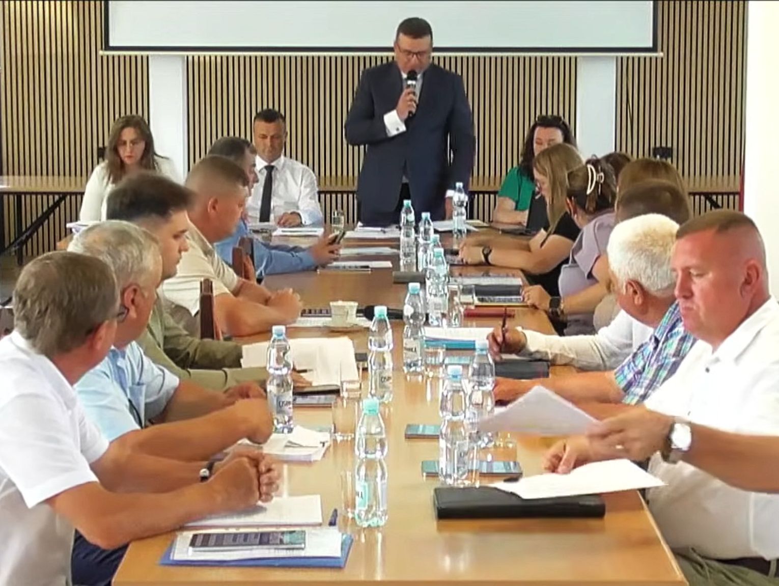 Od zepsutego mostu po place zabaw. Sprawy bieżące na sesji w Urszulinie