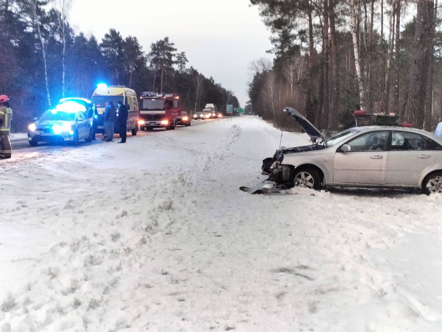 Okuninka. Chevrolet uderzył w drzewo. Dwie osoby poszkodowane [ZDJĘCIA]