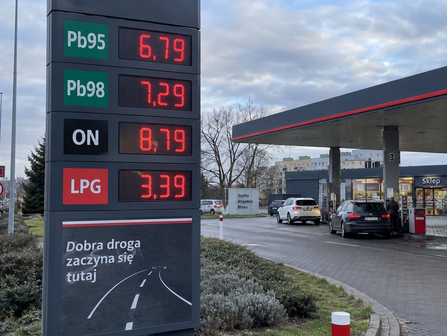Pełny bak droższy nawet o 78 zł. Nowa prognoza cen paliw mocno uderza w kierowców