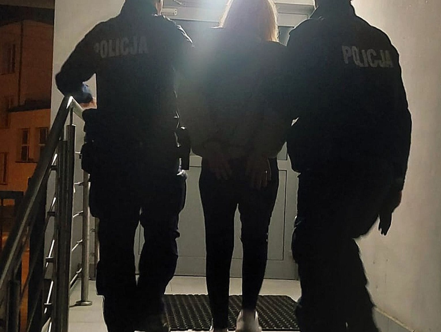 Pijana matka wiozła trójkę dzieci. Zatrzymał ją nietrzeźwy rowerzysta. Chciał się zrehabilitować...