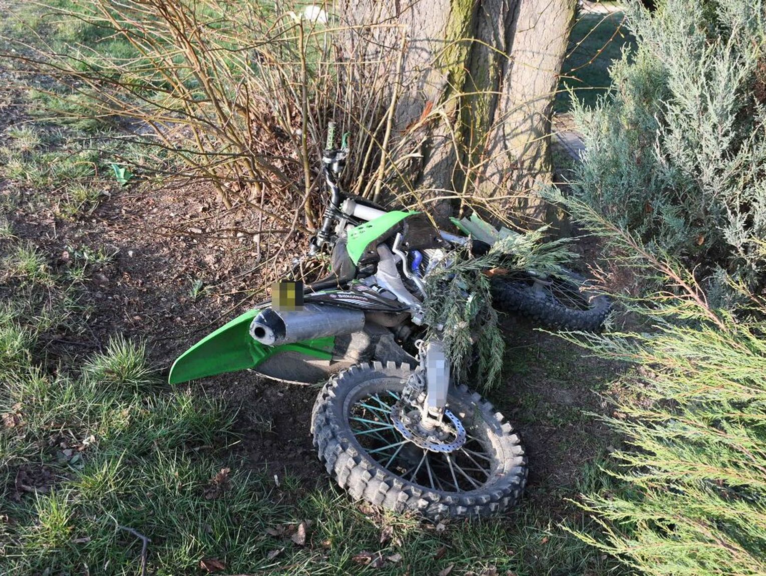 Pijany motocyklista wjechał w drzewo, a 49-latka uszkodziła radiowóz. Bilans świąt w powiecie krasnostawskim