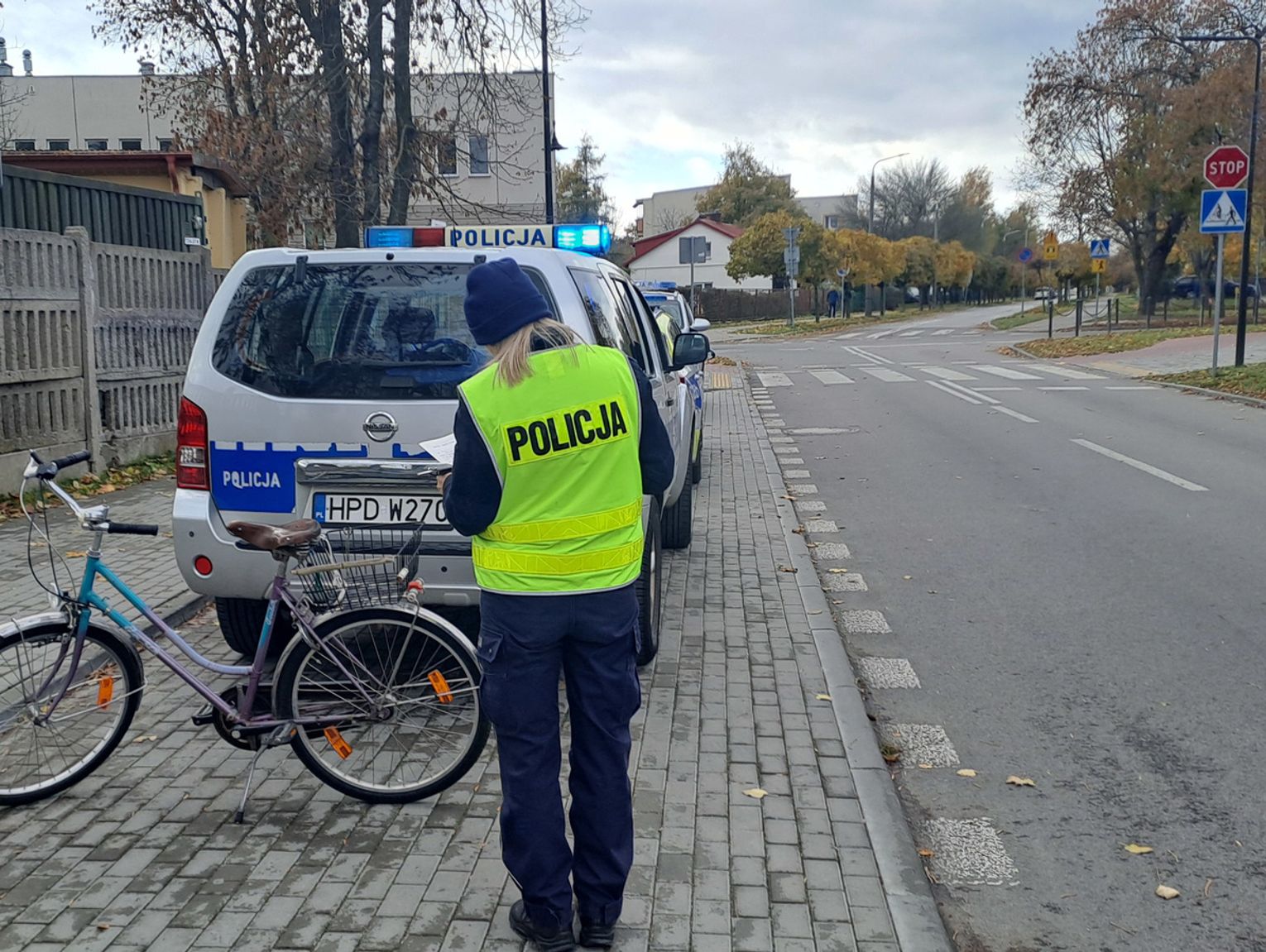 Pijany motorowerzysta wjechał na ścieżkę rowerową i zderzył się z 84-letnim rowerzystą. Senior trafił do szpitala