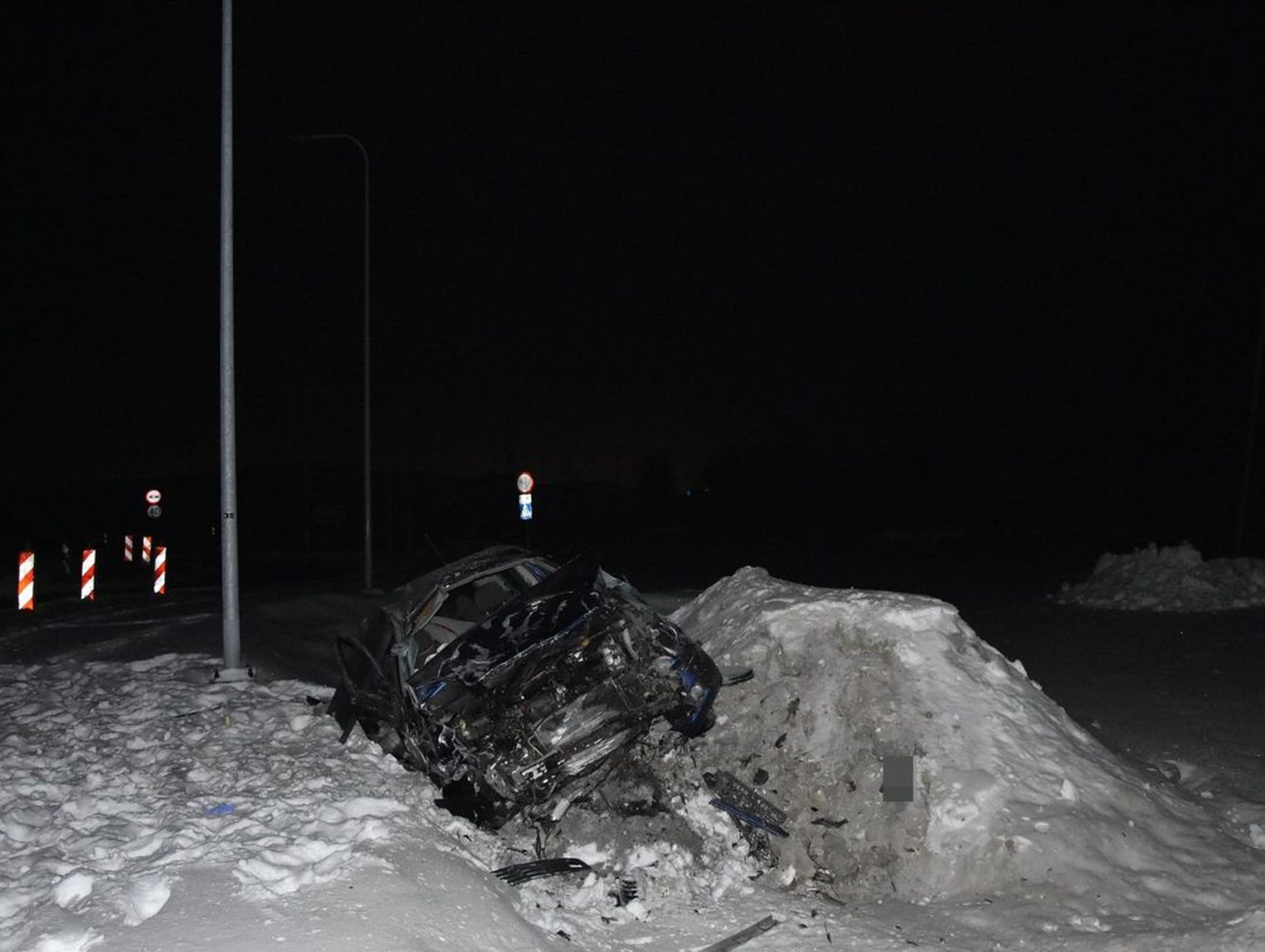 Pijany recydywista dachował na rondzie w Horodyszczu. Pasażer wylądował w szpitalu