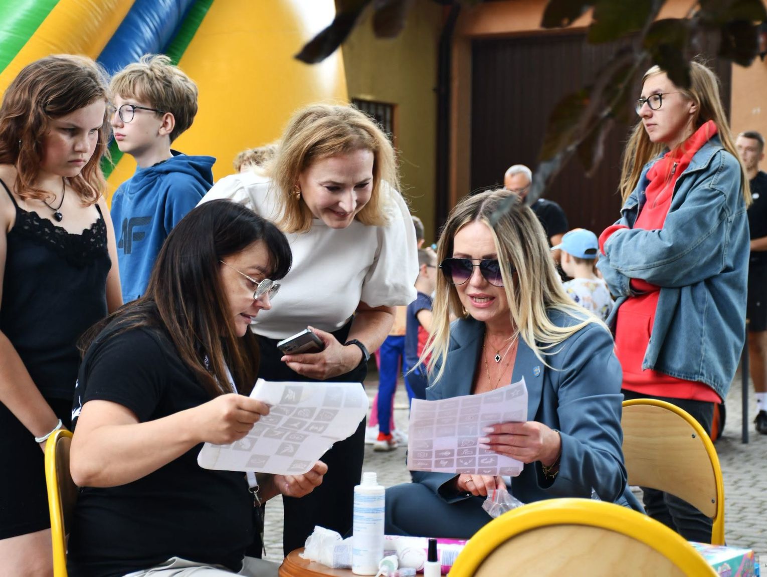 Piknik integracyjny na terenie krasnostawskiego MOPS połączył pokolenia [GALERIA ZDJĘĆ]