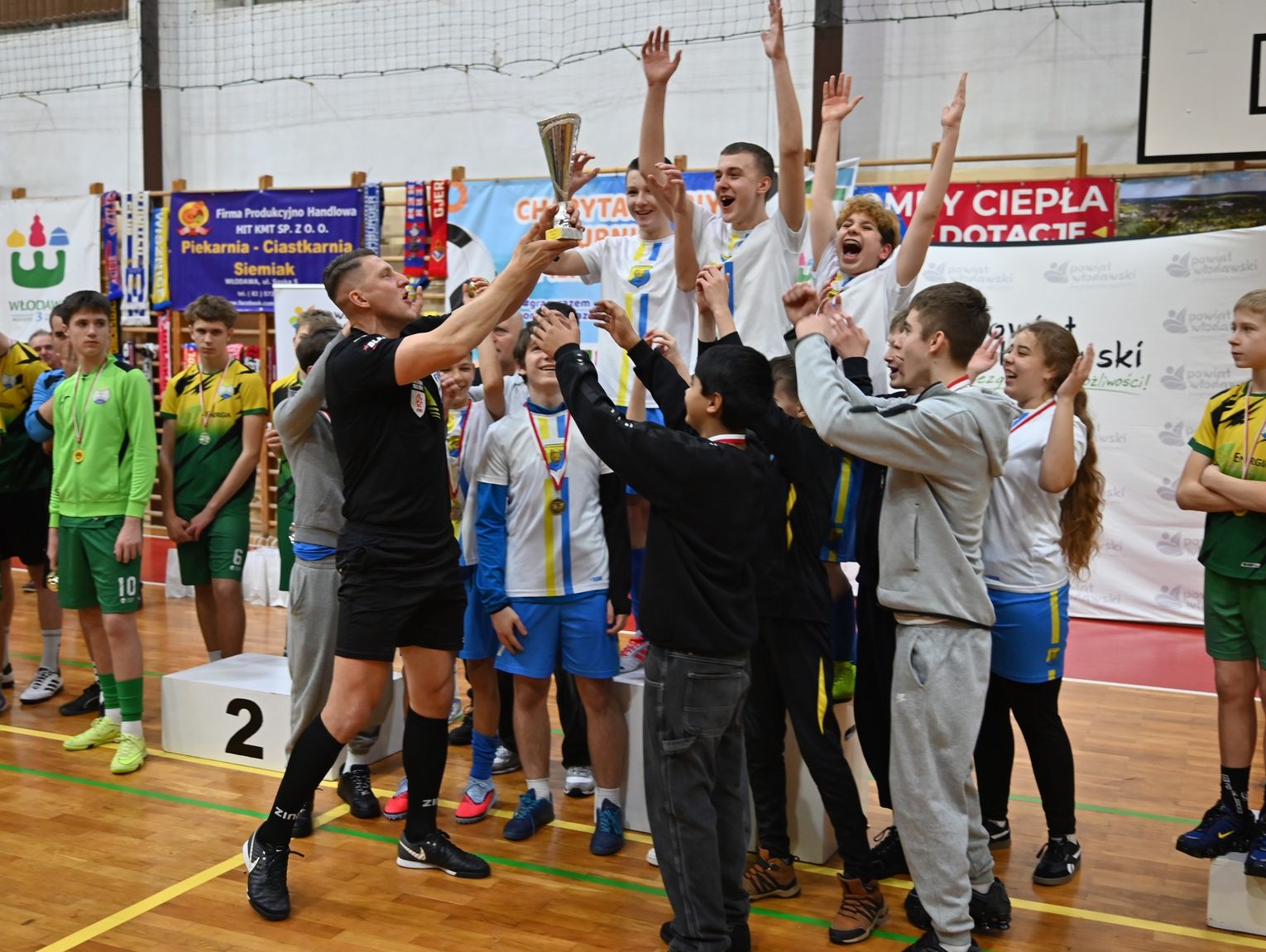 Piłkarze grają i pomagają