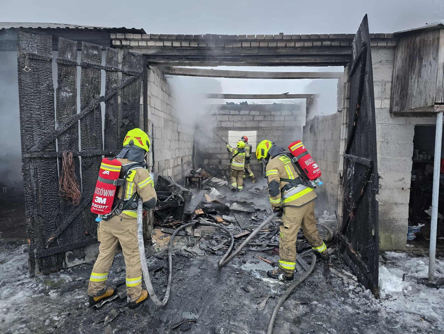 Płonął budynek gospodarczy i dom. Trudna niedziela dla strażaków w gminie Siedliszcze [ZDJĘCIA]