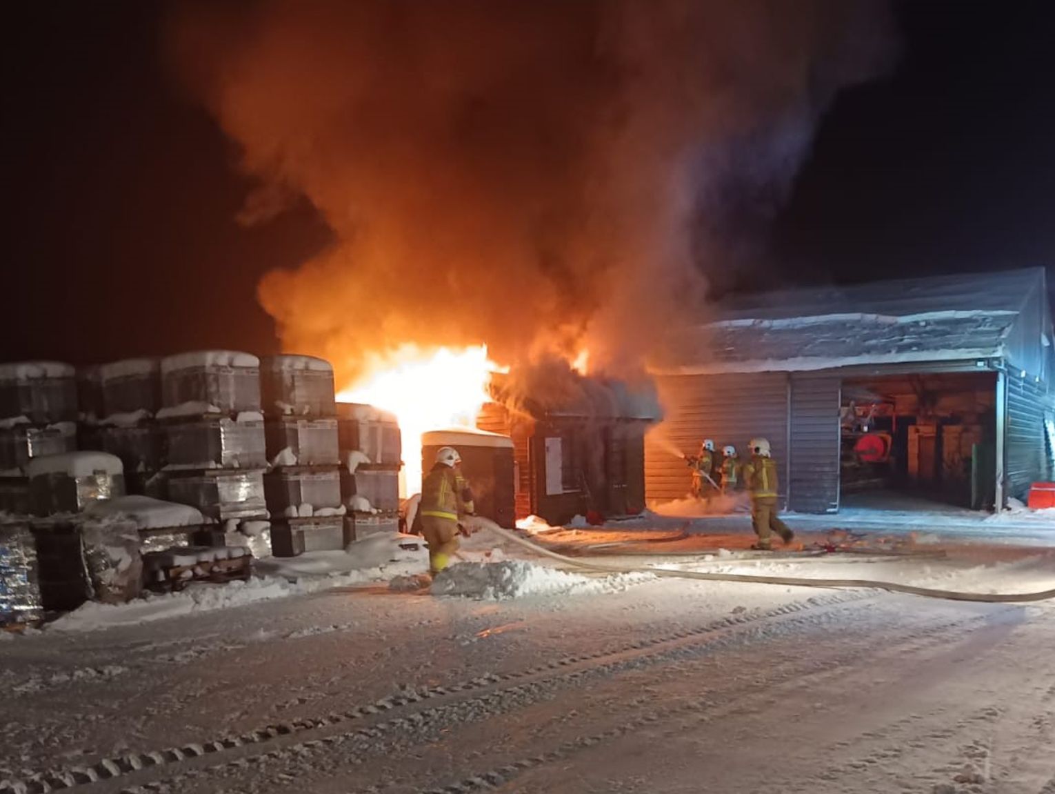 Policjanci wracali do domów, gdy zauważyli ogień. Uratowali tartak w Krupem przed spaleniem