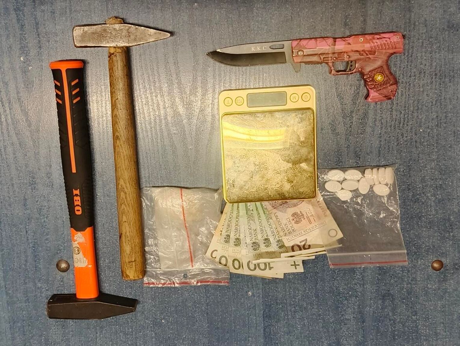Poszukiwany mężczyzna zatrzymany w Okunince. Policja znalazła narkotyki i podejrzane przedmioty