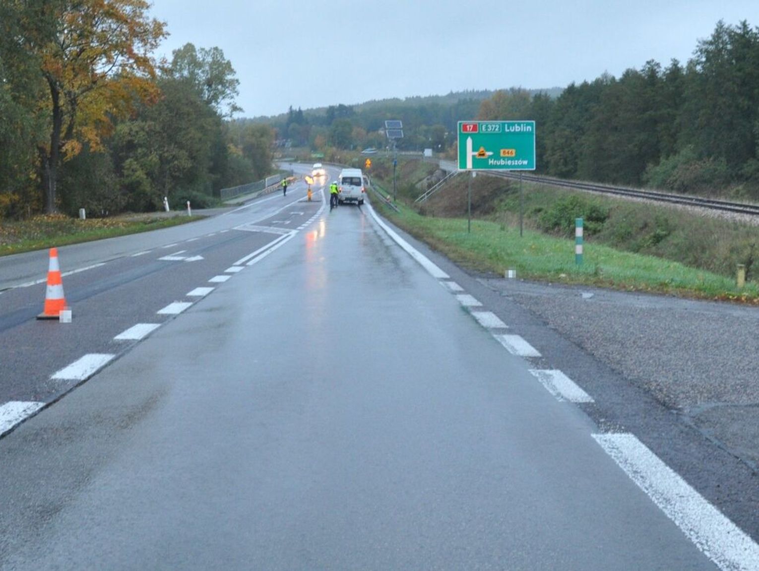 Potrącenie pieszej na DK17 w Tuligłowach. 76-latka trafiła do szpitala