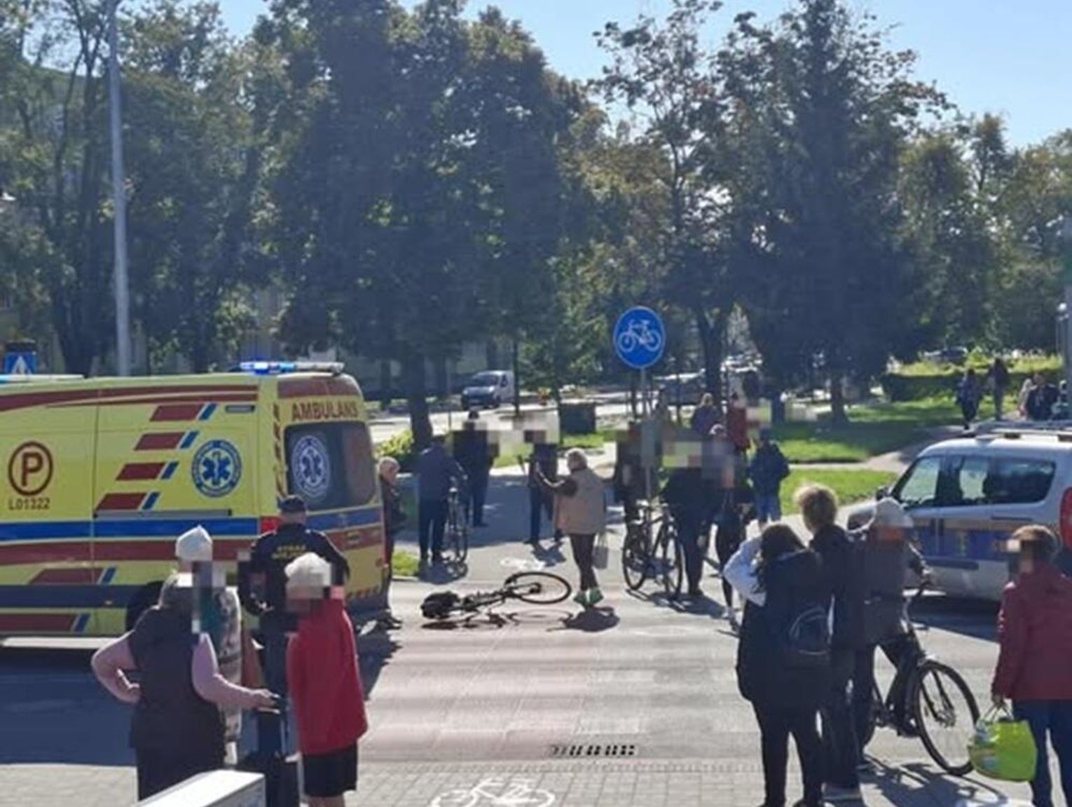 Potrącenie rowerzysty w Chełmie. Kierowca porzucił auto i uciekł. Szuka go policja