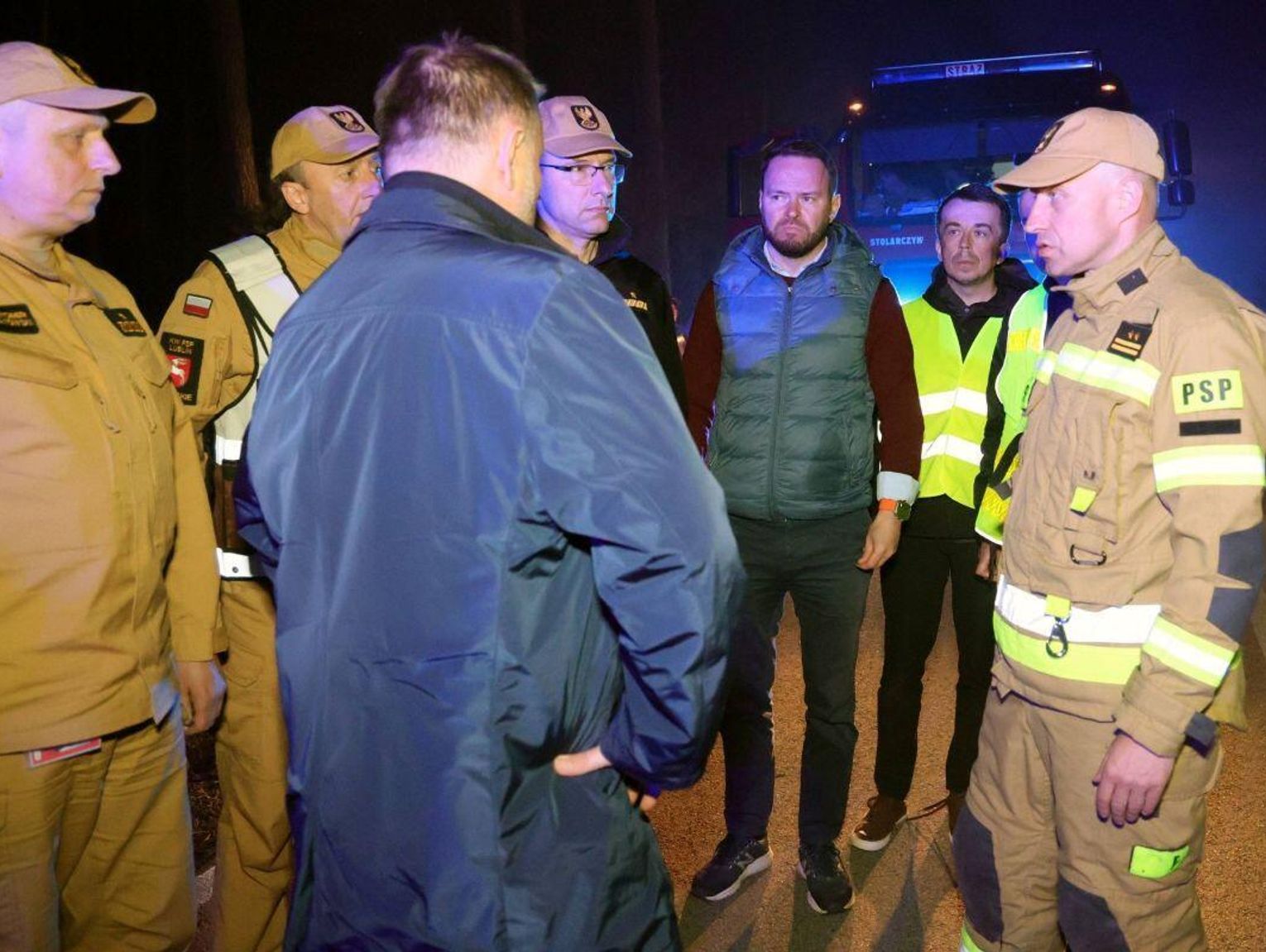Drugi dzień walki z ogniem. Zadysponowano kolejne śmigłowce, budowane są pasy zaporowe [ZDJĘCIA]