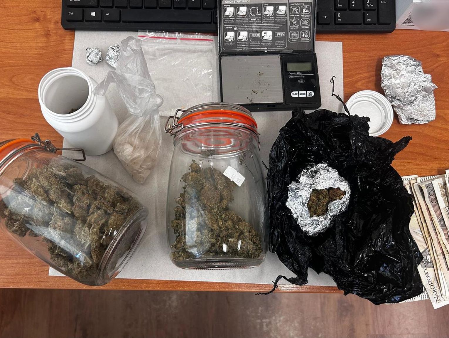 Pow. krasnostawski. Zatrzymany z narkotykami i gotówką. Trafił już do aresztu