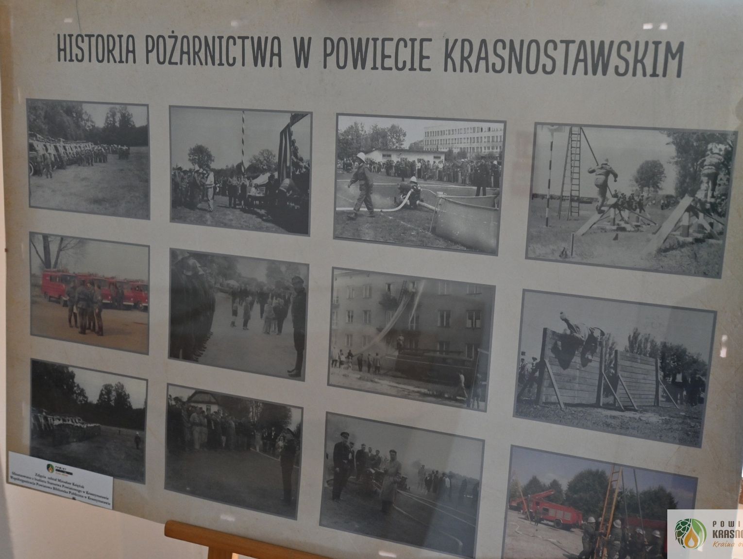 Pow. krasnostawski. Historia strażaków zatrzymana w kadrach. Wyjątkowa wystawa w bibliotece [GALERIA ZDJĘĆ]