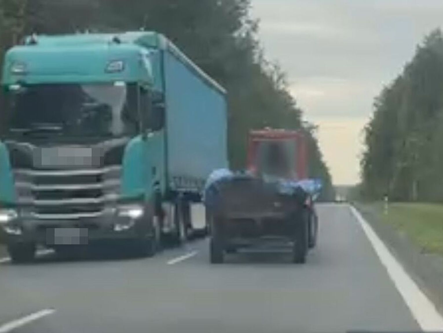 Skrajna bezmyślność. Traktorzysta z 2 promilami i 10-latka w kabinie ciągnika! [FILM]