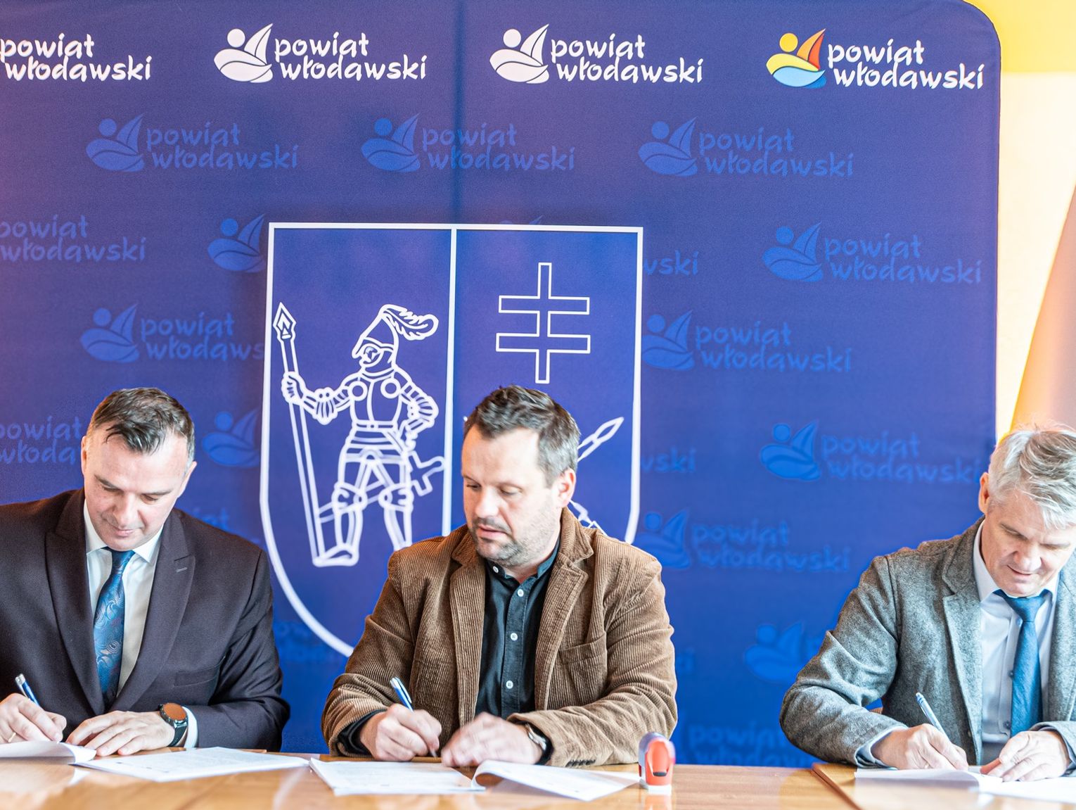 Powiat inwestuje w deszczówkę przy włodawskich szkołach. Podpisano umowę na kolejny etap prac