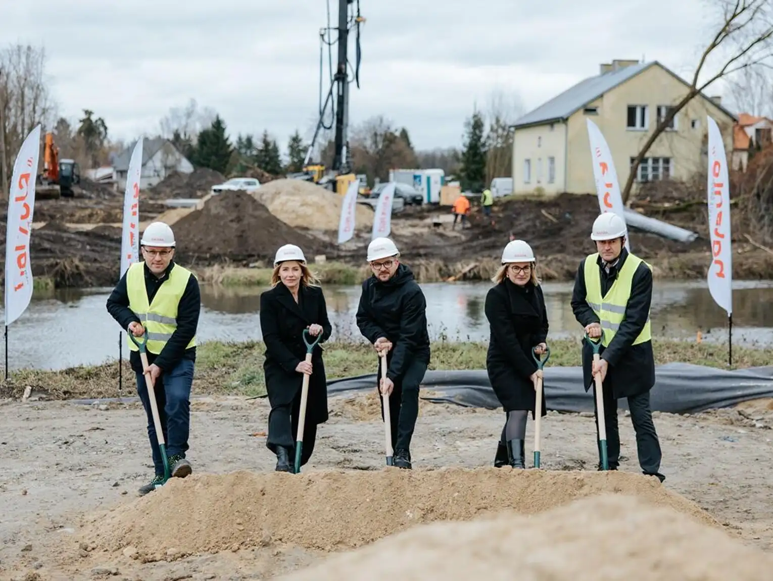 Powstają fundamenty pod most w Krasnymstawie. Pierwsza łopata wbita