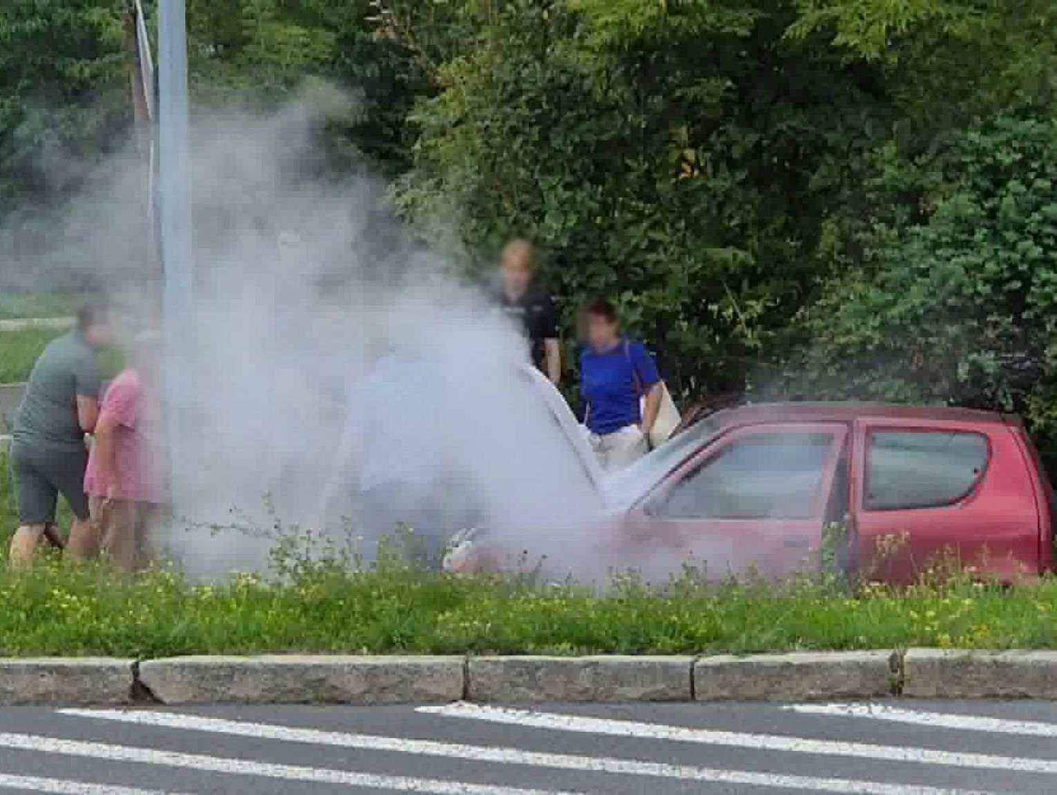 Pożar samochodu na ulicy Zielnej w Chełmie. Policjantki ugasiły ogień przed przyjazdem straży [FILM]