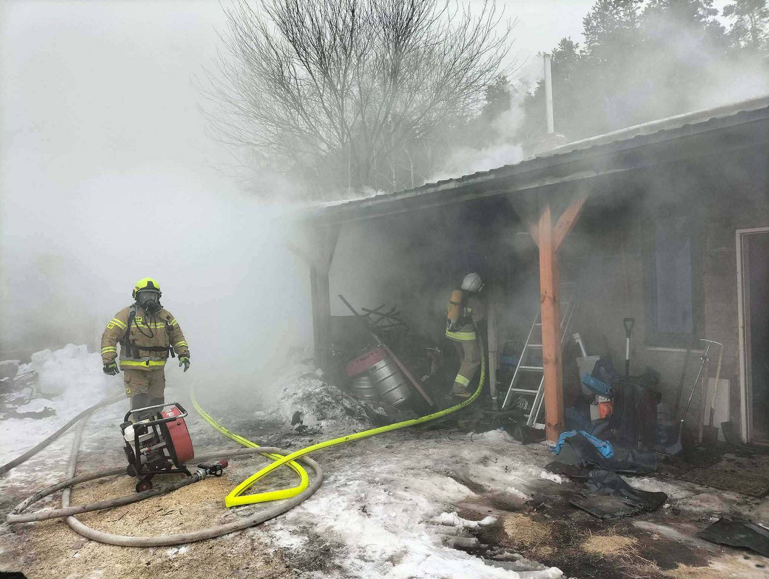 Pożar w Bytyniu. Płonął budynek gospodarczy [ZDJĘCIA]