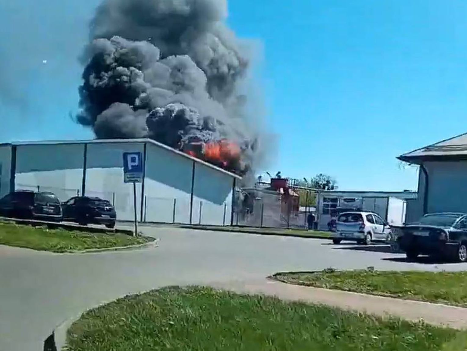 Pożar w chełmskim Bieluchu. Akcja strażaków na terenie zakładu [FILM]