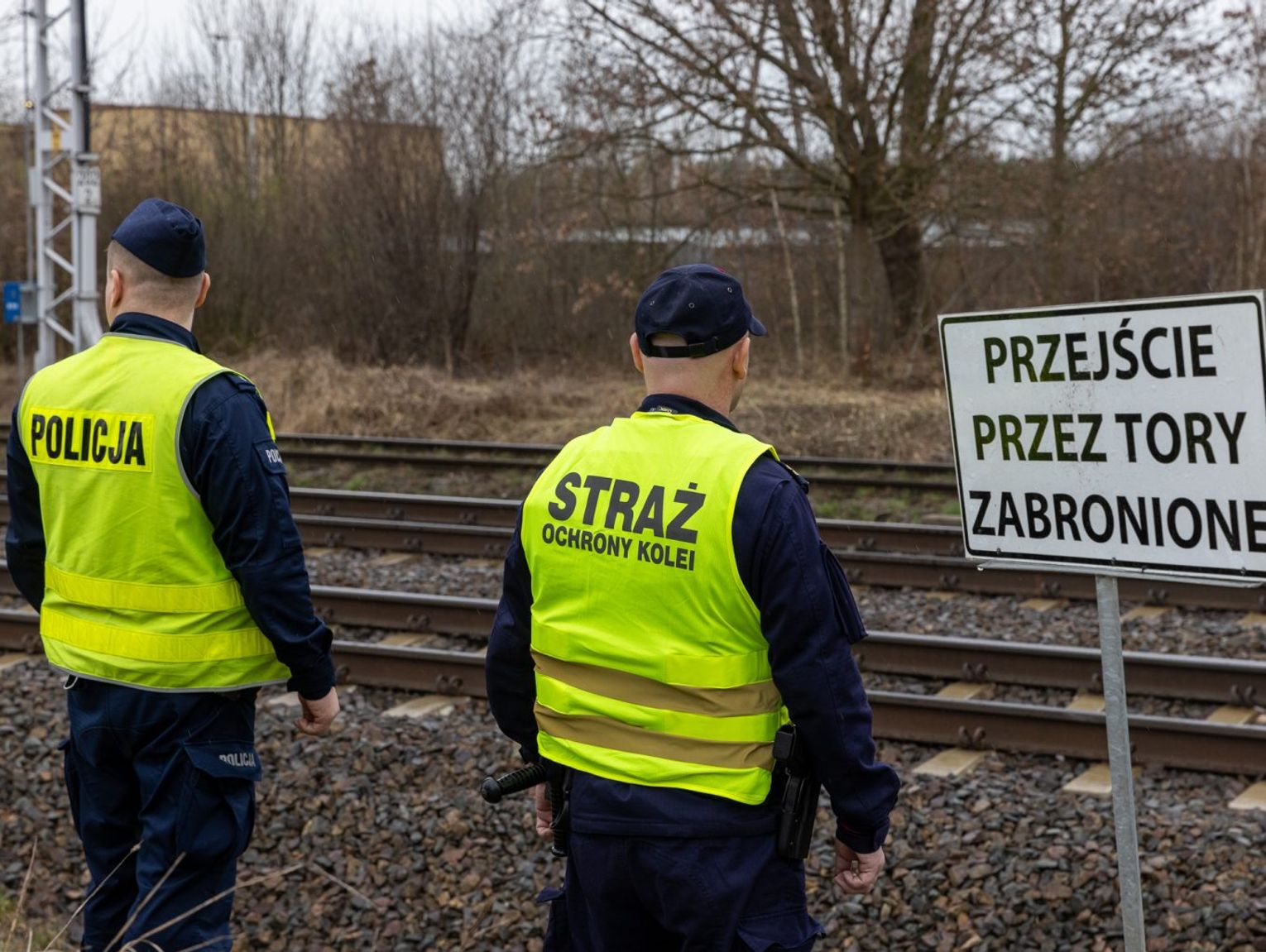 Przechodził w Chełmie przez tory. Wpadł w ręce mundurowych. Zatrzymany za przeszłość