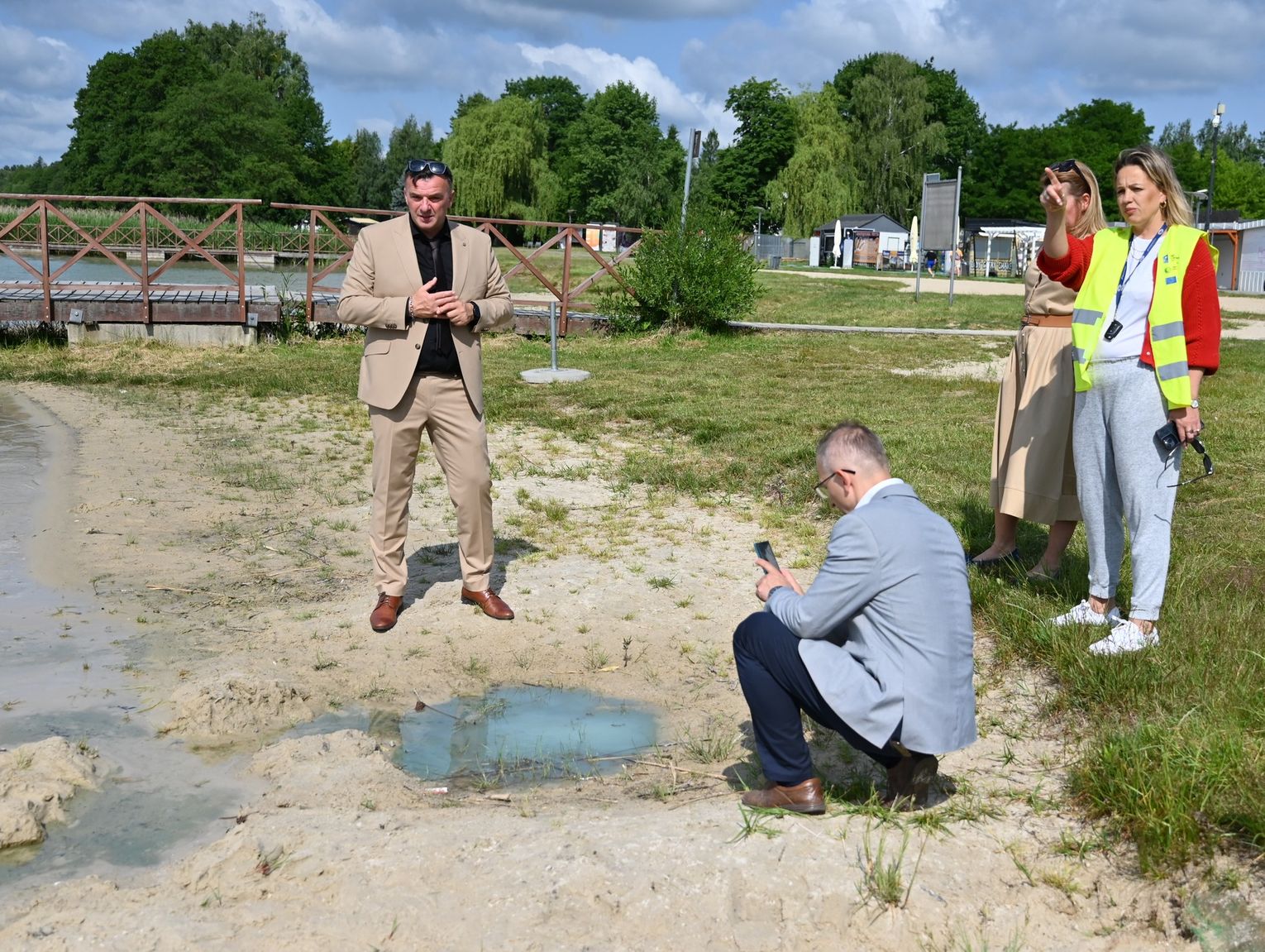 Przedwczesna panika nad Jeziorem Białym? Sinice zakwitły i znikły, a przedsiębiorcy już zaczęli liczyć straty...