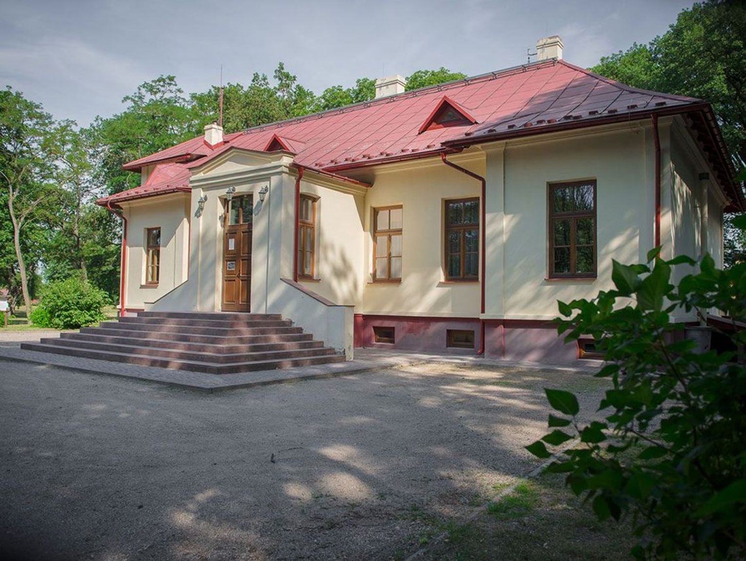 Rejowiec Fabryczny. Czy zabytkowy dworek odzyska dawny blask?