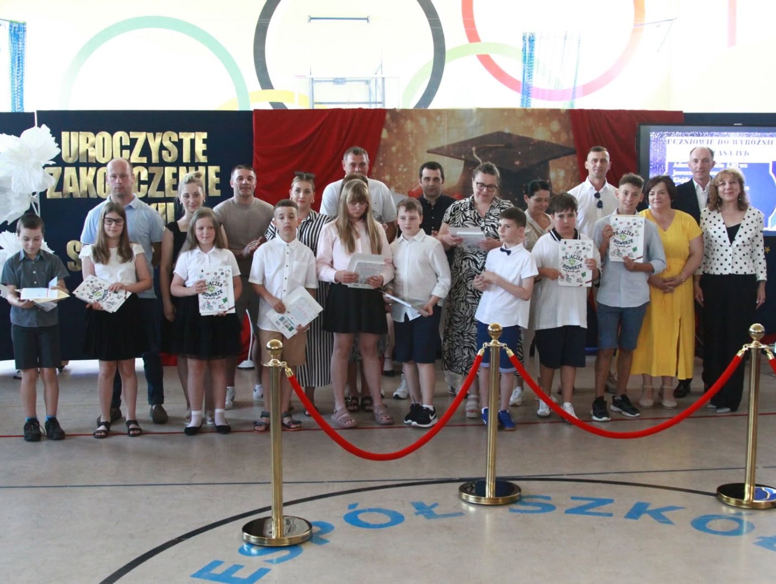 Rejowiec Fabryczny. Dzieci kończyły rok w 30-stopniowym upale. Radni pytają: gdzie jest obiecywana klimatyzacja?