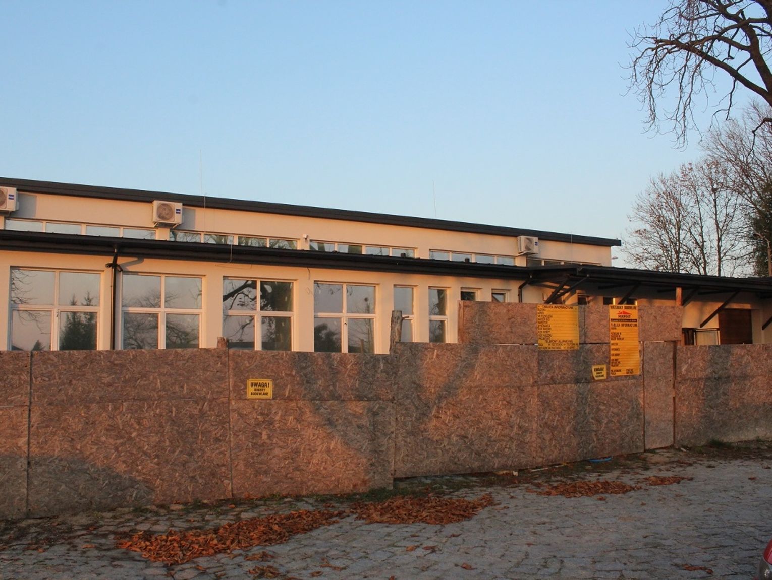 Rejowiec Fabryczny: Poczekalnia z odzieżą