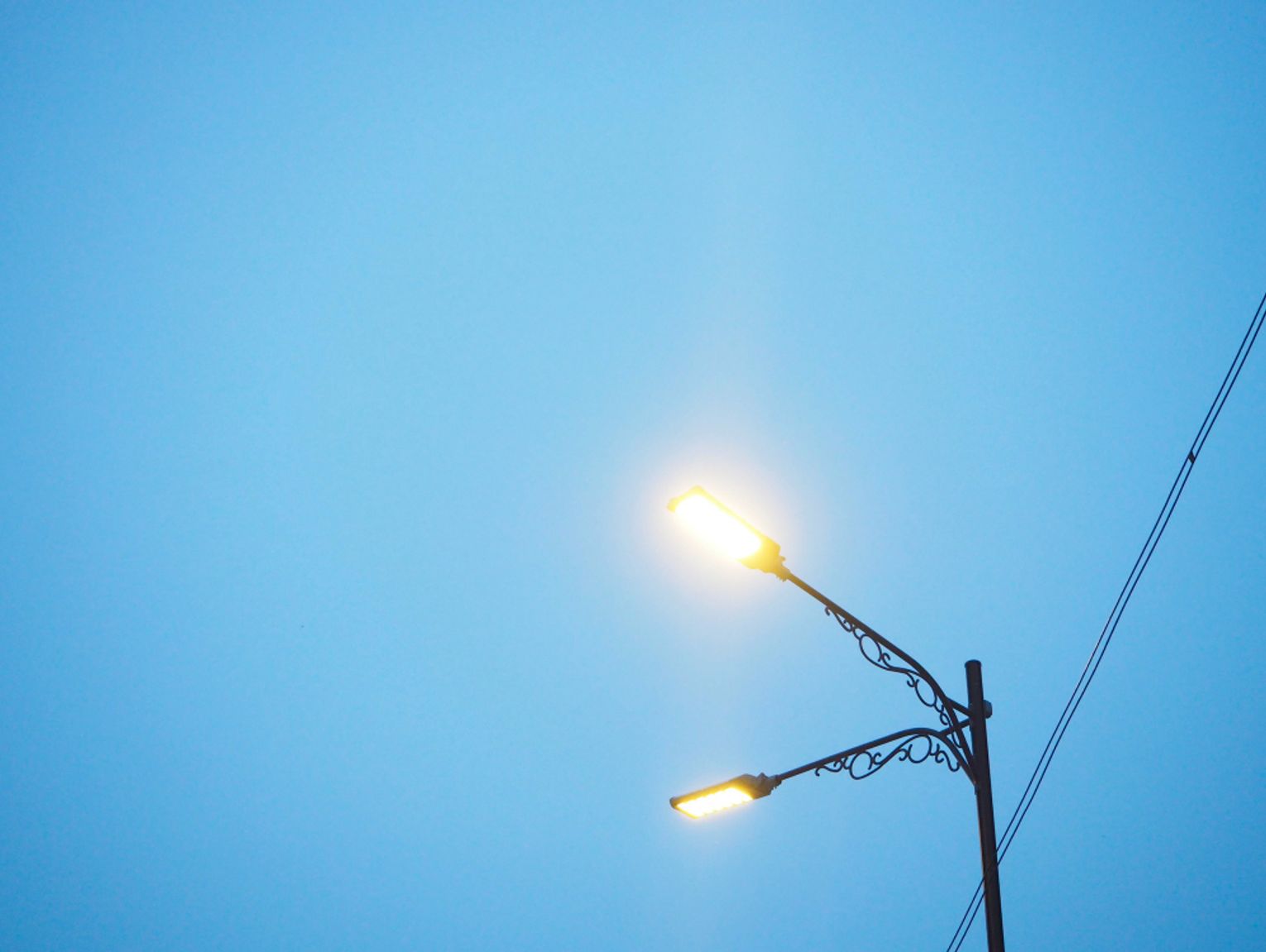 Rejowiec Fabryczny. Przyszłość oświetlenia na osiedlu „Wschód” wciąż niepewna. Miasto analizuje przejęcie sieci, mieszkańcy czekają na decyzję
