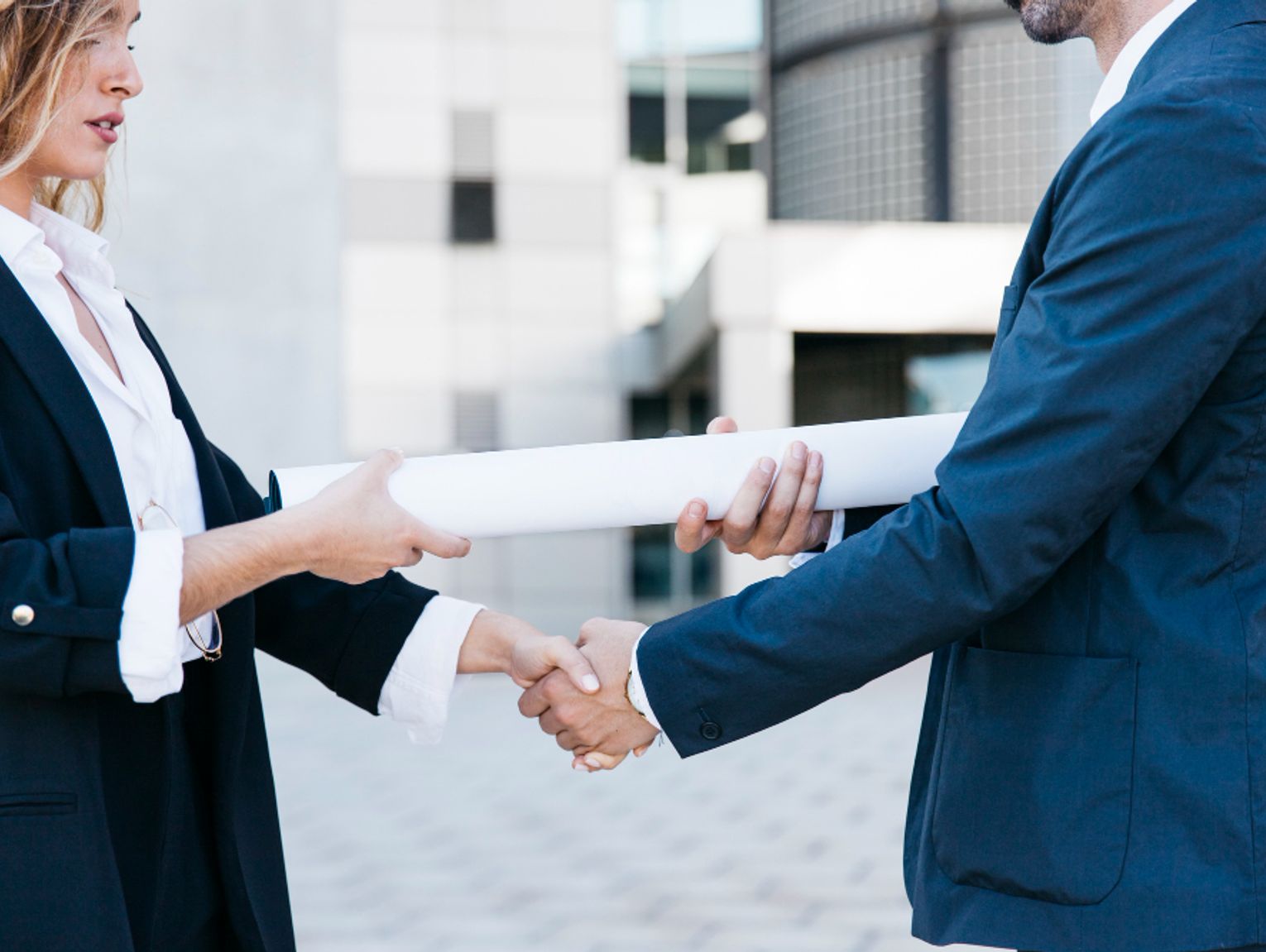 Rejowiec Fabryczny. Radny pyta o dochody ze sprzedaży miejskiego mienia. Jest odpowiedź burmistrza