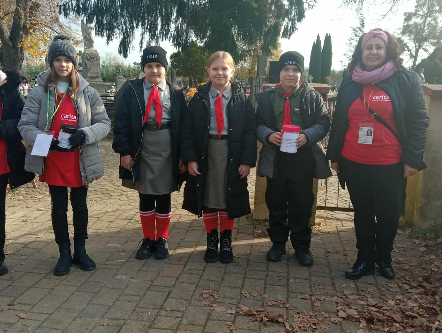 Rekordowa kwesta na włodawskich cmentarzach – ponad 21 tys. na ratowanie zabytkowych nagrobków [ZDJĘCIA]