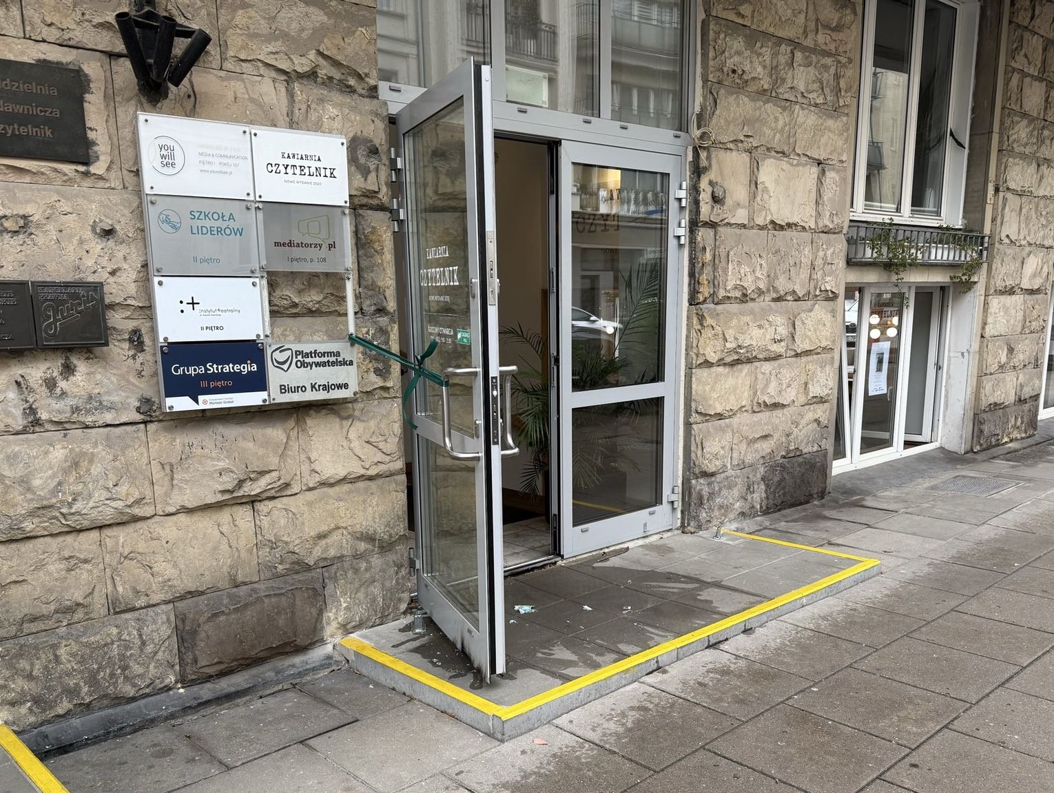 Rzucił koktajlem Mołotowa w siedzibę PO. 44-latek zatrzymany