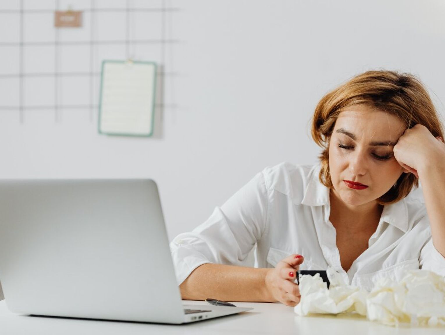 Są chorzy i idą do pracy. Bo pracodawca nie lubi zwolnień lekarskich