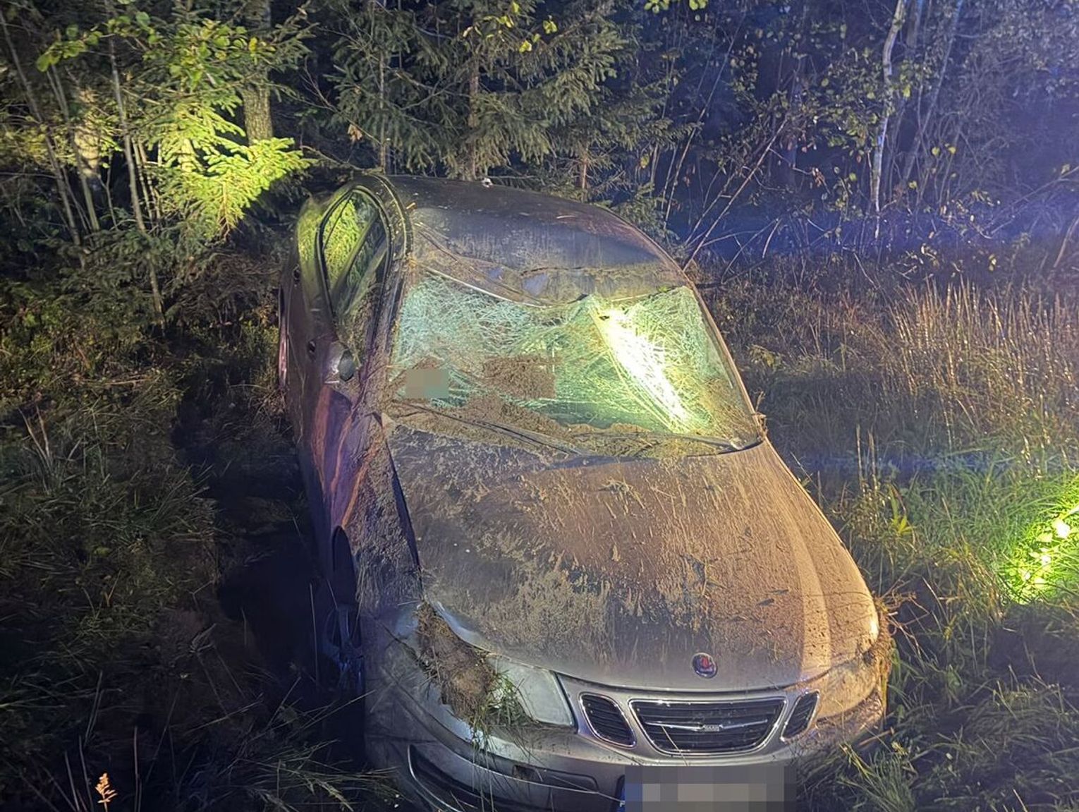Saab dachował za zakrętem. 26-latek stracił panowanie nad autem