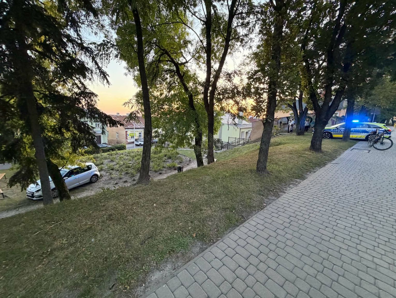 Samochód zjechał ze skarpy przy ul. Lubelskiej w Chełmie. Jedna osoba zabrana do szpitala