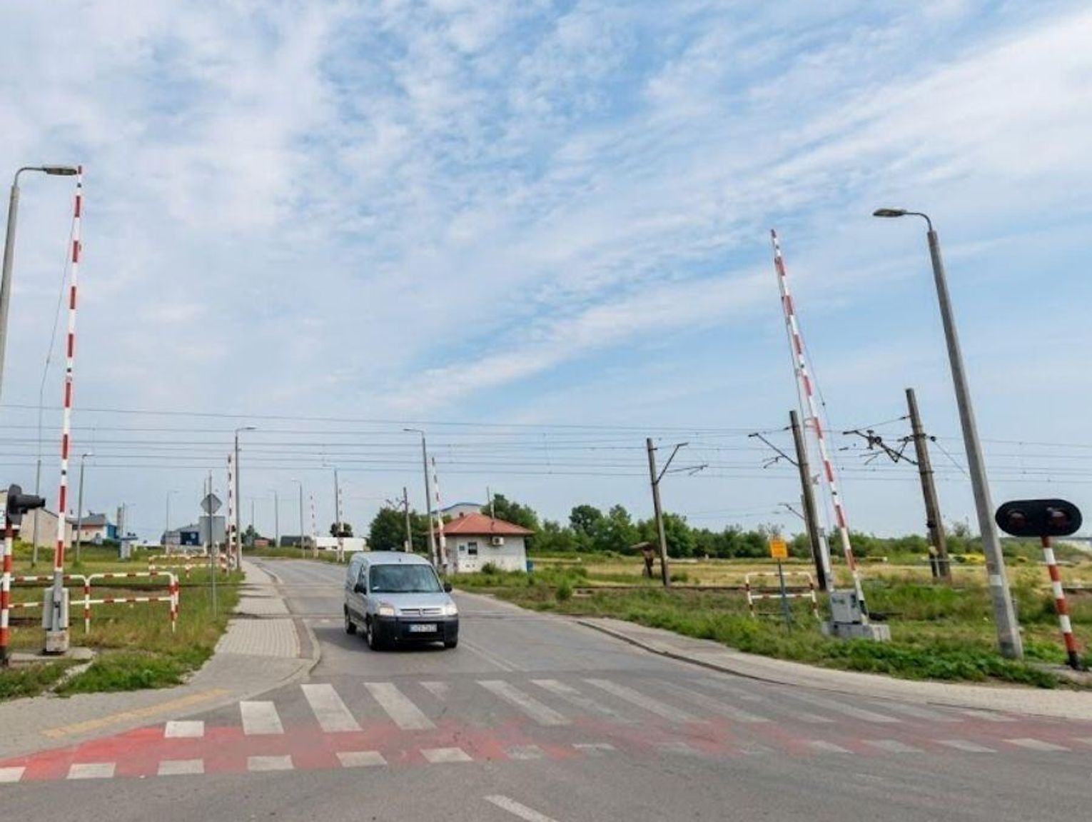 Samochody między rogatkami? Radny alarmuje po sytuacji na przejeździe kowelskim
