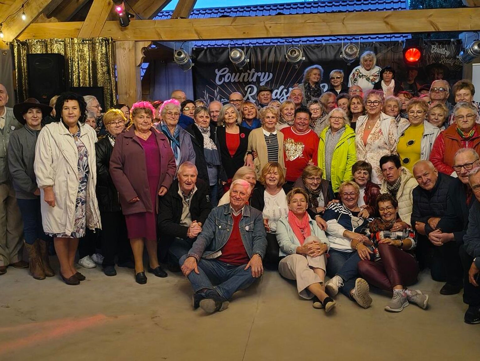 Seniorzy z Chełma pożegnali lato w tanecznym rytmie – integracja i euforia w „Magicznej wiosce”