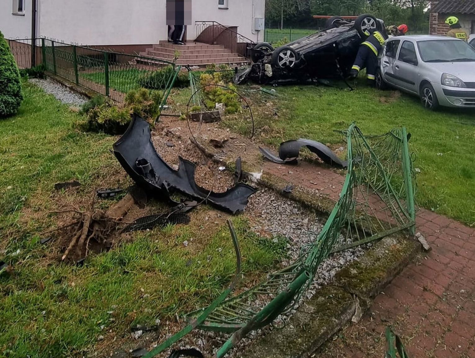 Miał 2 promile. Nie zapanował nad seatem, uszkodził ogrodzenie i zaparkowany samochód