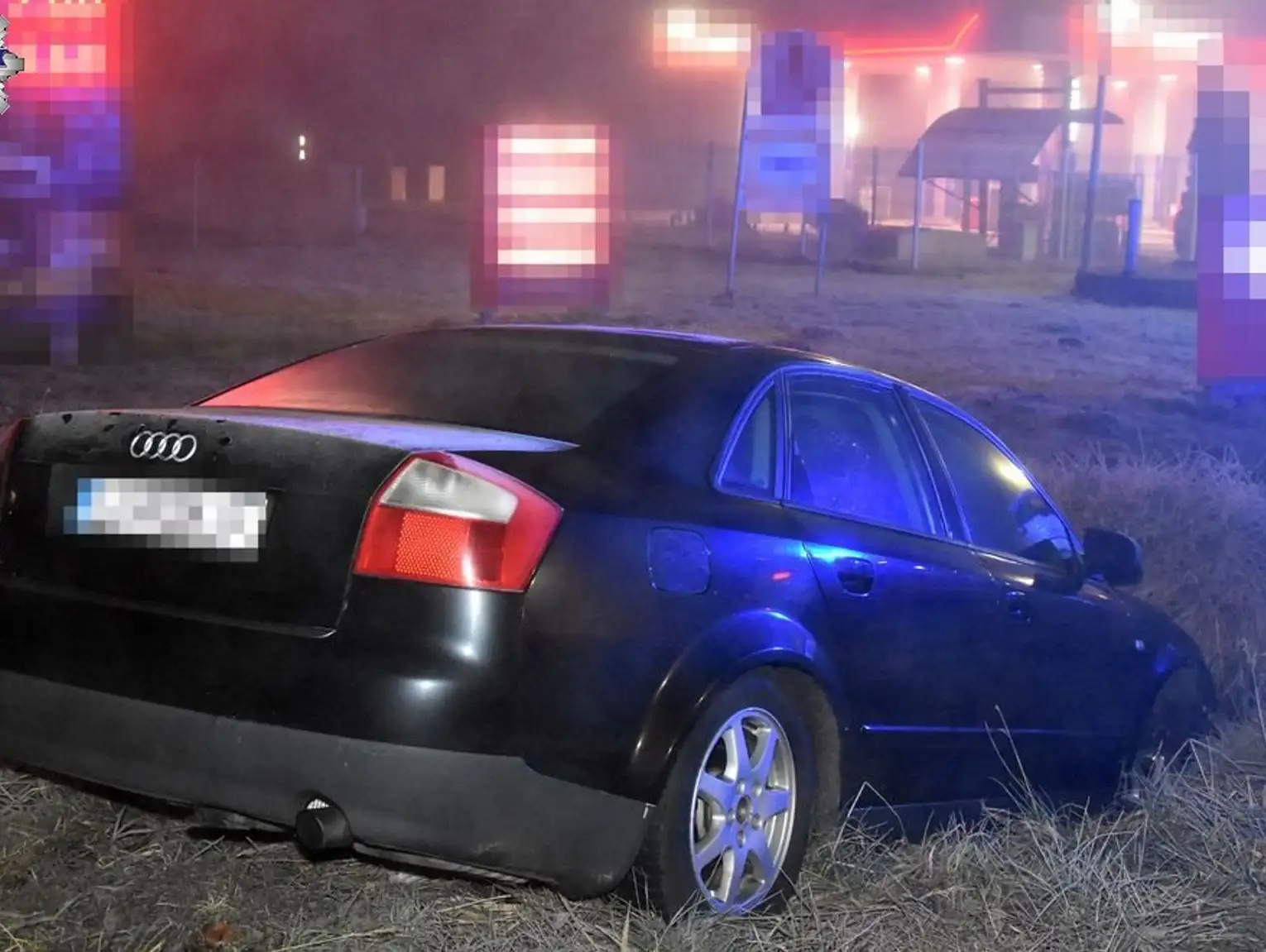 Pijany kierowca audi wjechał do rowu. Chciał skręcić na stację paliw, ale nie trafił we wjazd