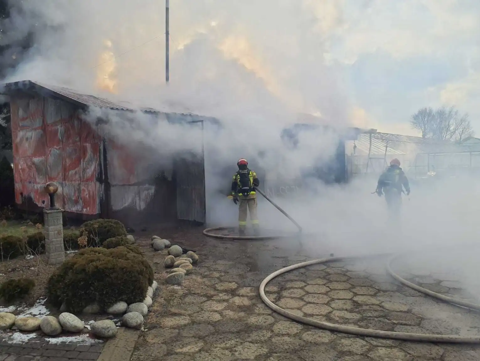 Pożar budynku gospodarczego. W środku była amunicja. Doszło do kilku wybuchów