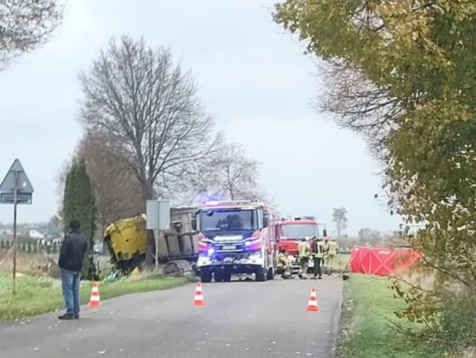 Śmiertelny wypadek . Samochód osobowy zderzył się z ciężarówką