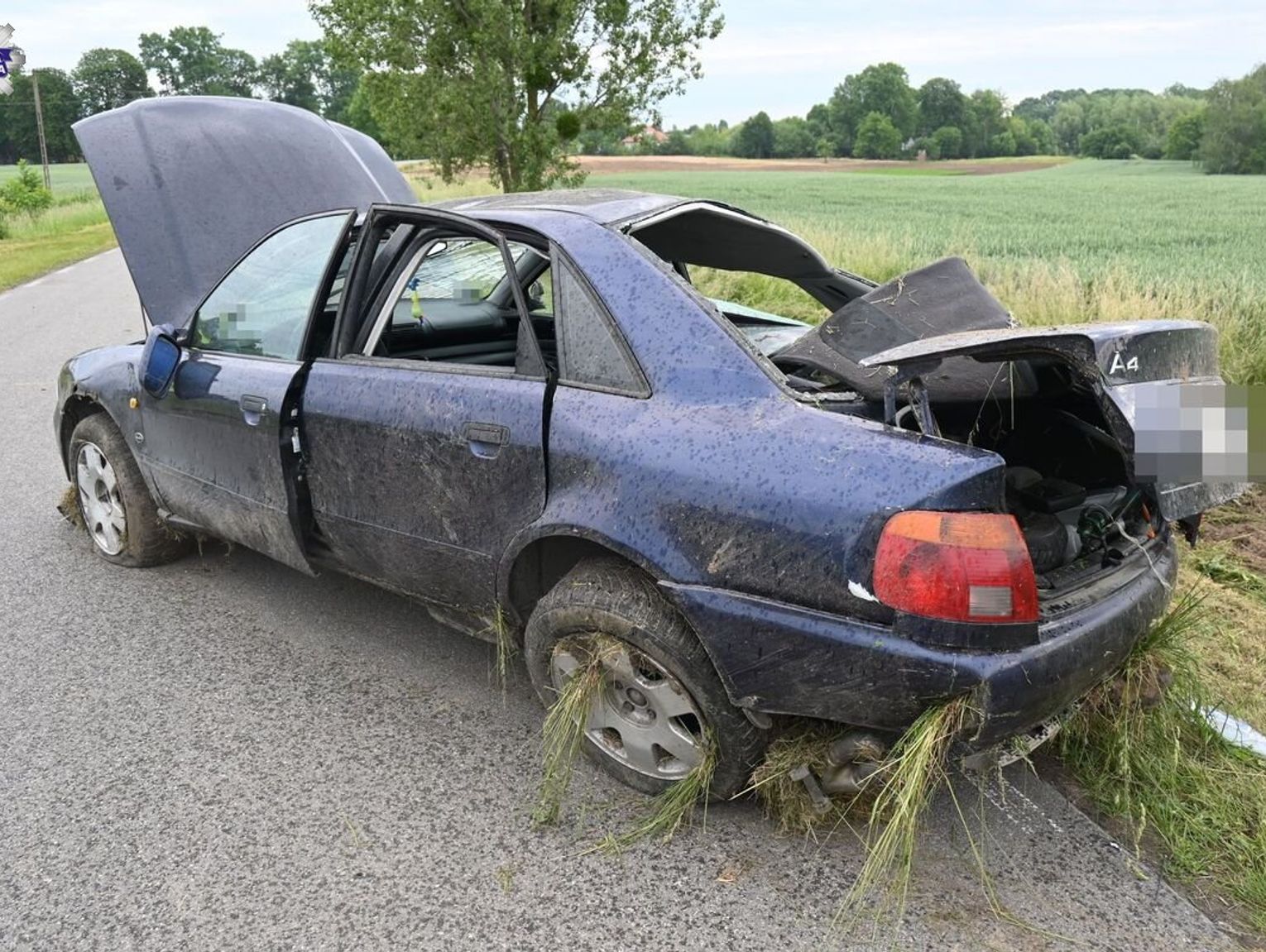 Śmiertelny wypadek w Olchowcu Kolonii. Nie żyje 20-letni pasażer audi, kierowca był po użyciu alkoholu