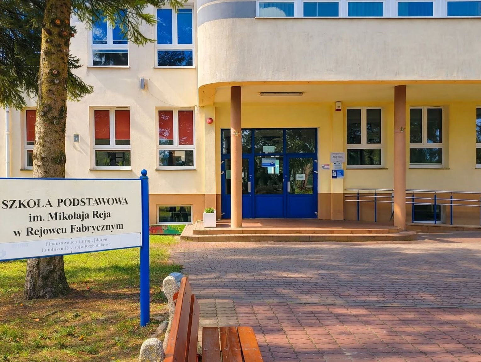 Spór o kontrolę w Szkole Podstawowej w Rejowcu Fabrycznym. Radny pyta, burmistrz zarzuca opóźnienia, dyrektor odpowiada