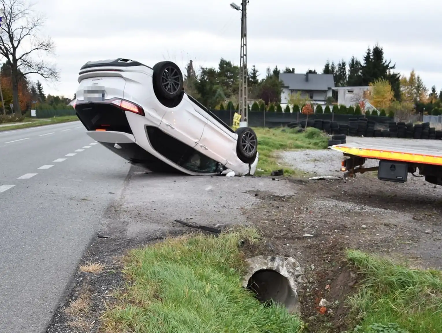 Stracił panowanie nad fordem. Auto dachowało