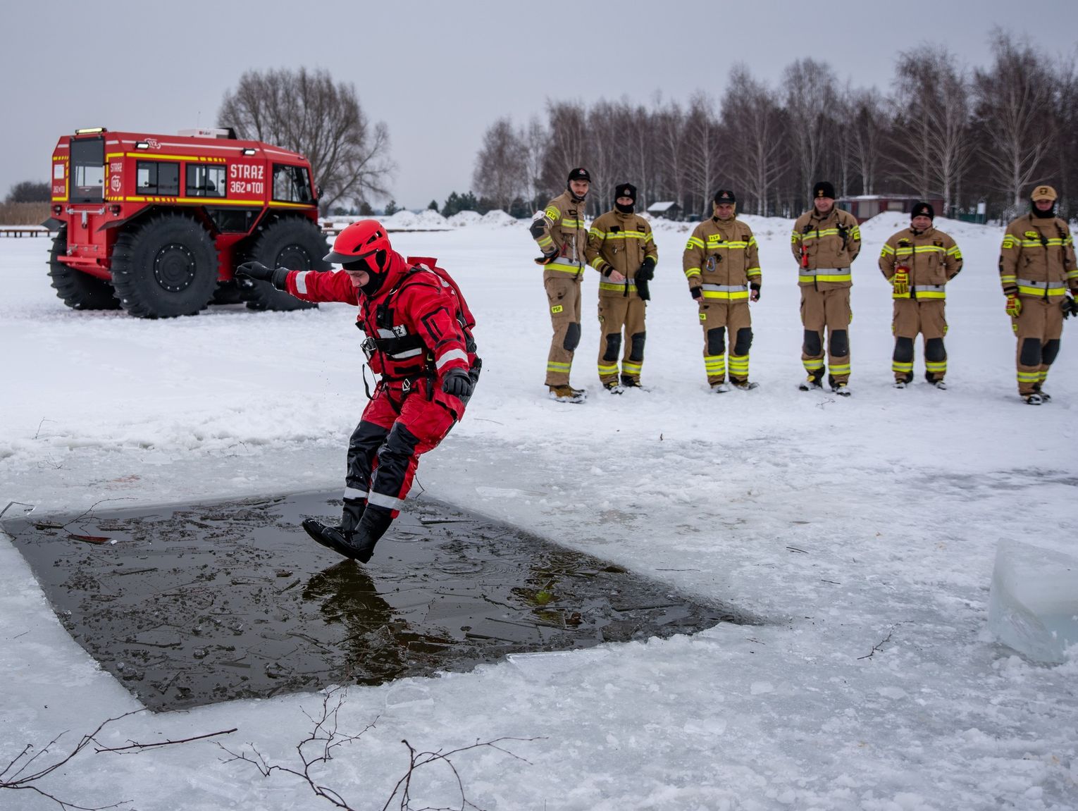 Lód się załamał! Strażacy i WOT ćwiczyli w Żółtańcach [ZDJĘCIA]