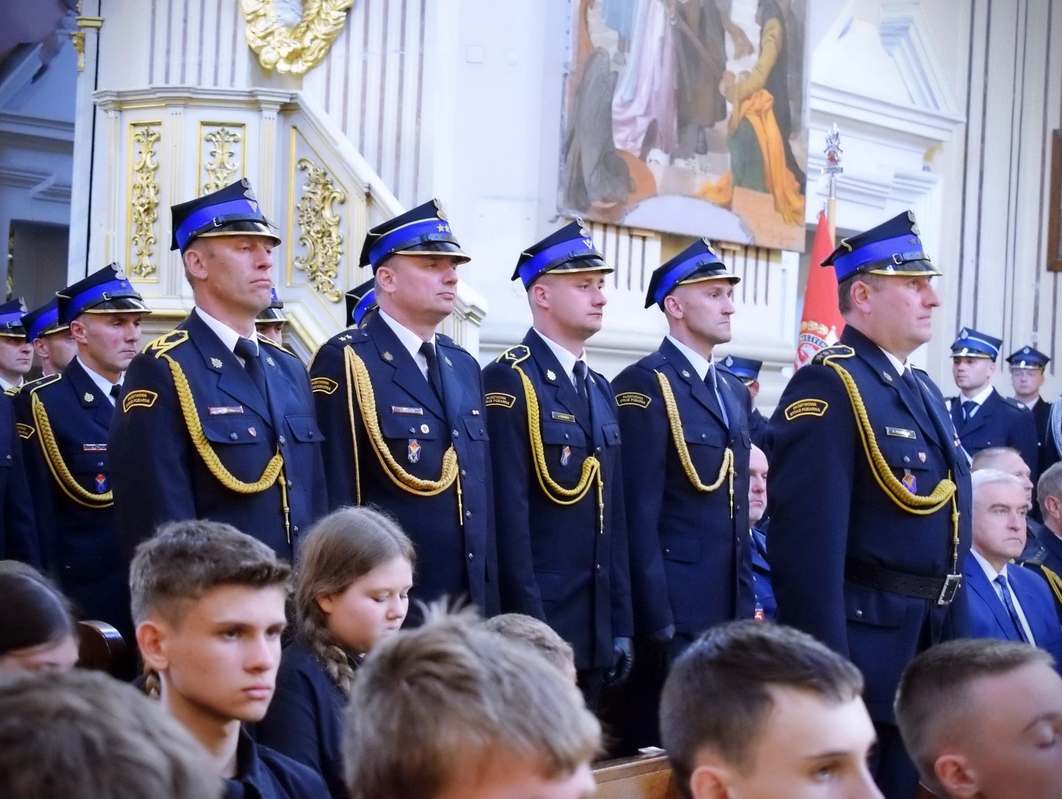 Strażacy świętowali w Krasnymstawie. Była modlitwa, podziękowania i poświęcenie wozów [GALERIA ZDJĘĆ]