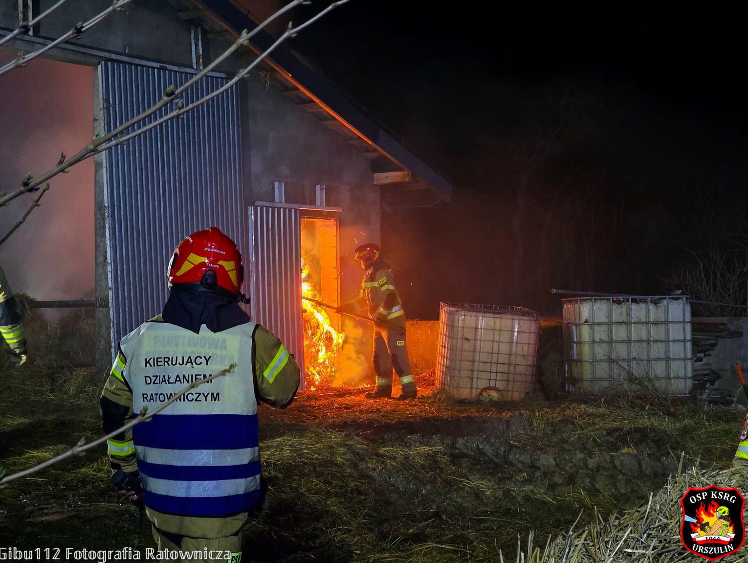 Strażacy walczyli z pożarem przez niemal pół doby. Starty sięgają 300 tysięcy złotych [ZDJĘCIA+FILM]