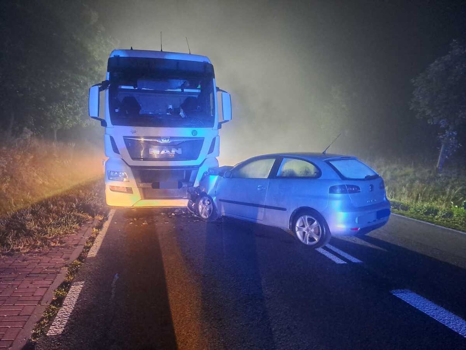 TIR nie mógł uniknąć czołówki z Seatem i pijaną 48-latką za kierownicą