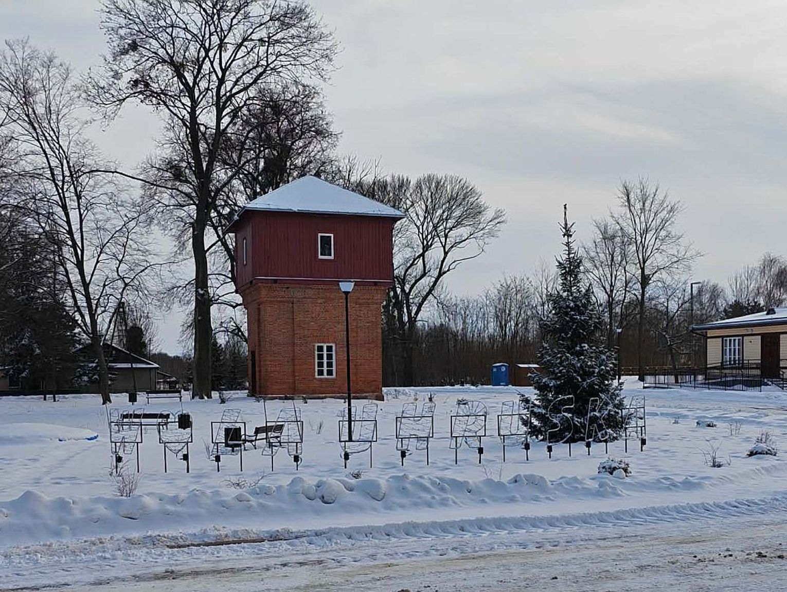 Wielu chętnych do przebudowy parku w Woli Uhruskiej. Rozrzut cenowy jest gigantyczny