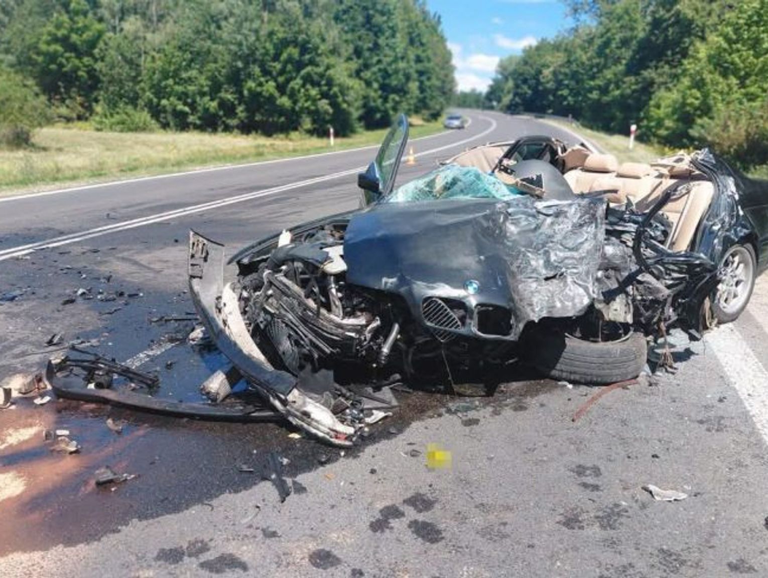 BMW wbiło się w ciężarówkę. Kierowca zginął na miejscu